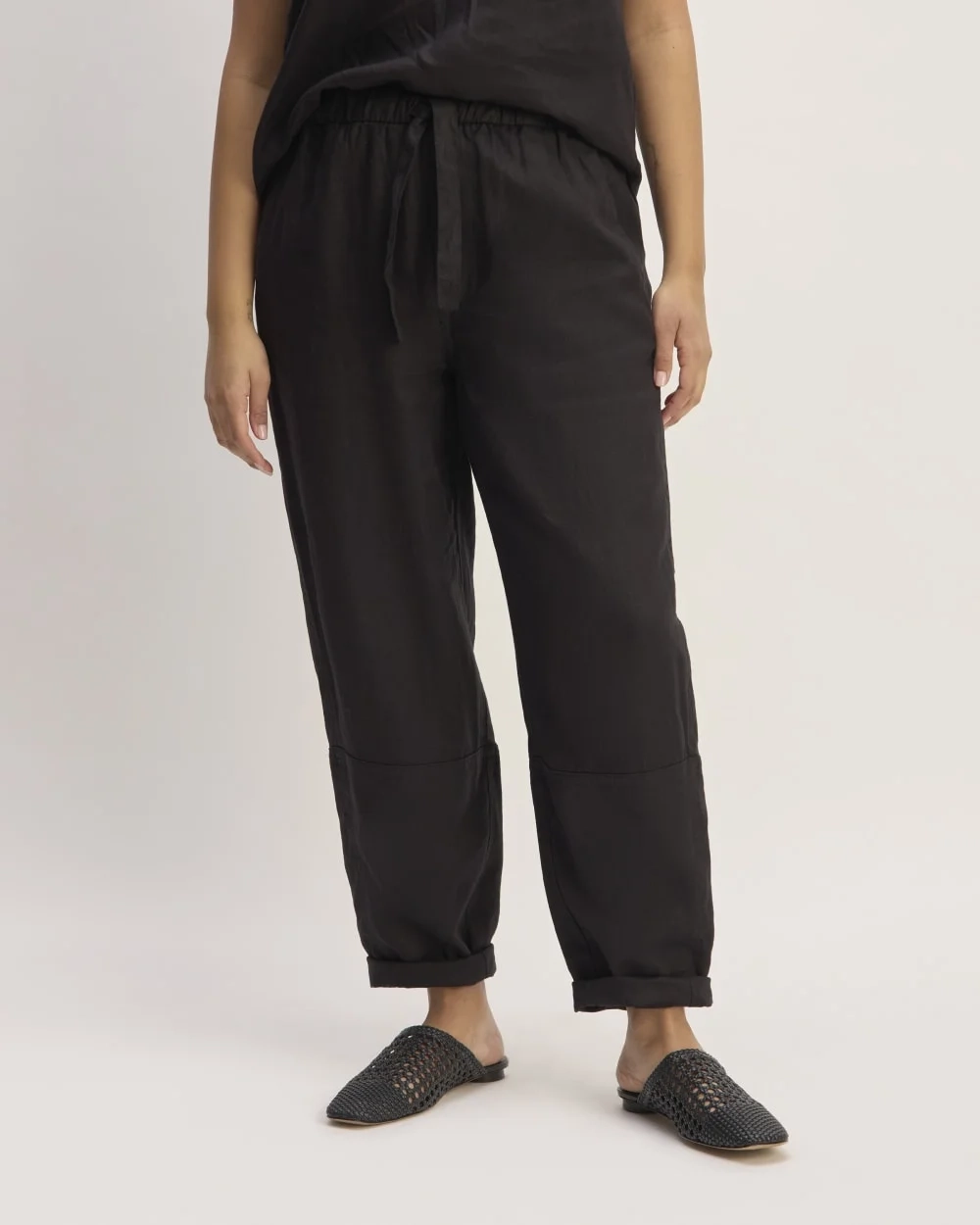 The Linen Pull-On Barrel Pant | Black (3)