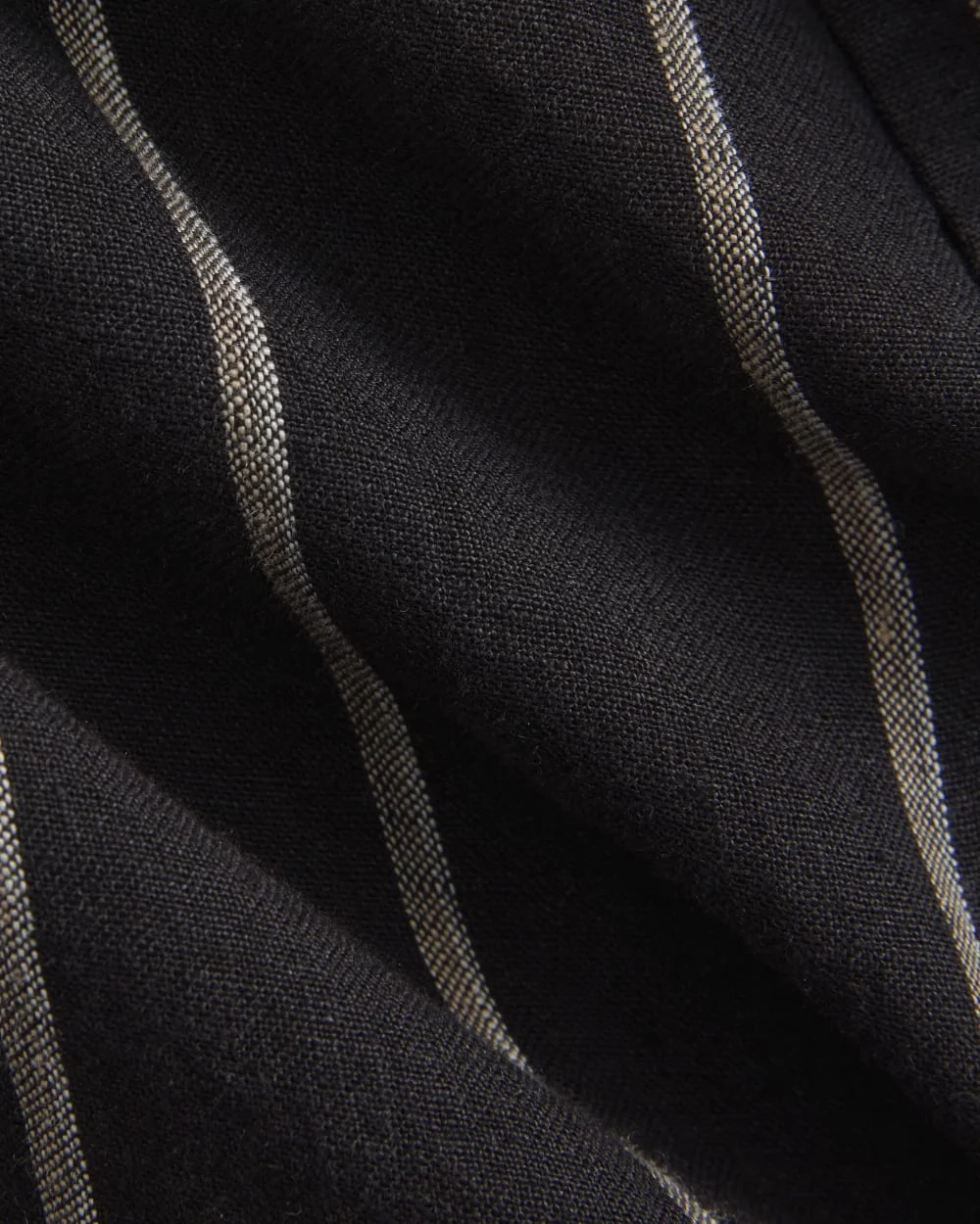 The Must-Have Shirt in Linen | Black (2)