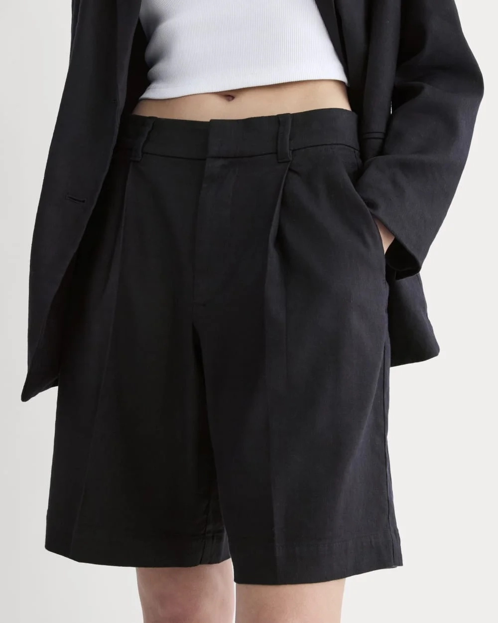 The Pleated Short in Stretch Linen | Black (5)