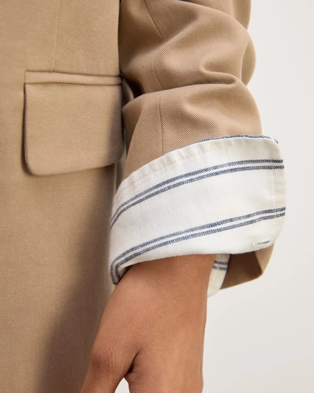The Henley Shirt in Linen | Bone/Navy (4)