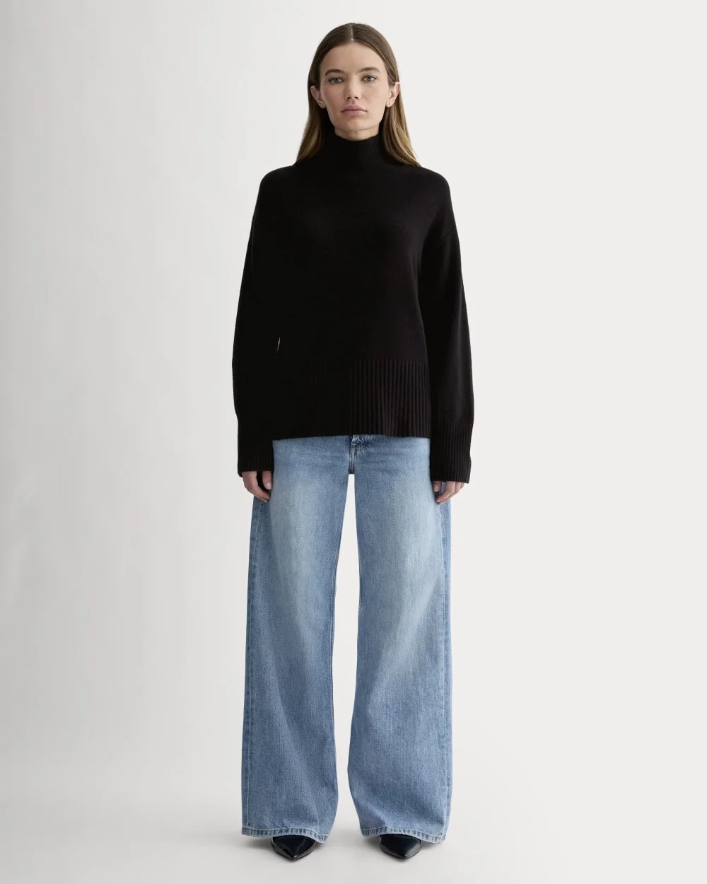 The Boxy Turtleneck in Cashmere | Black (5)