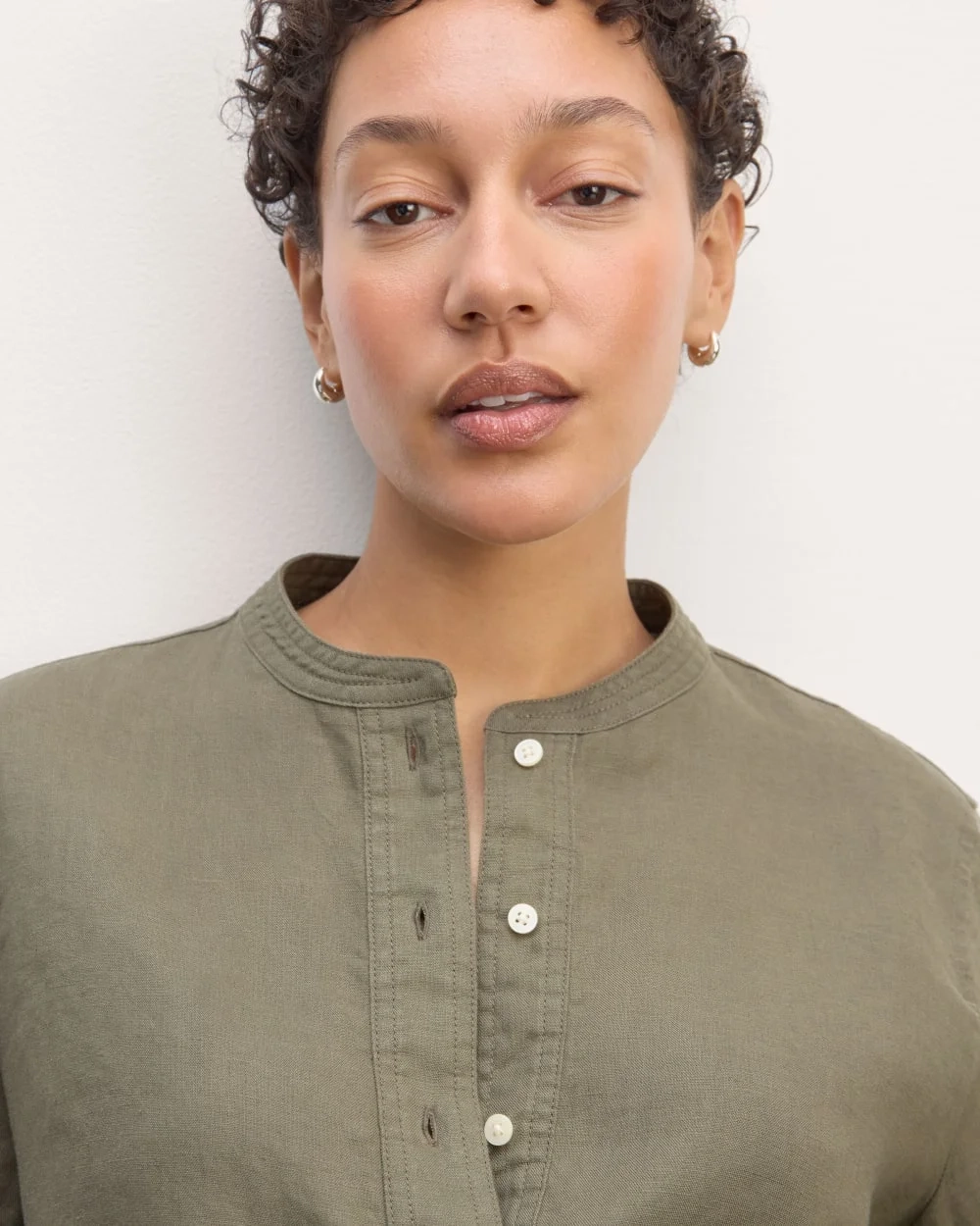 The Henley Shirt in Linen | Kalamata (4)
