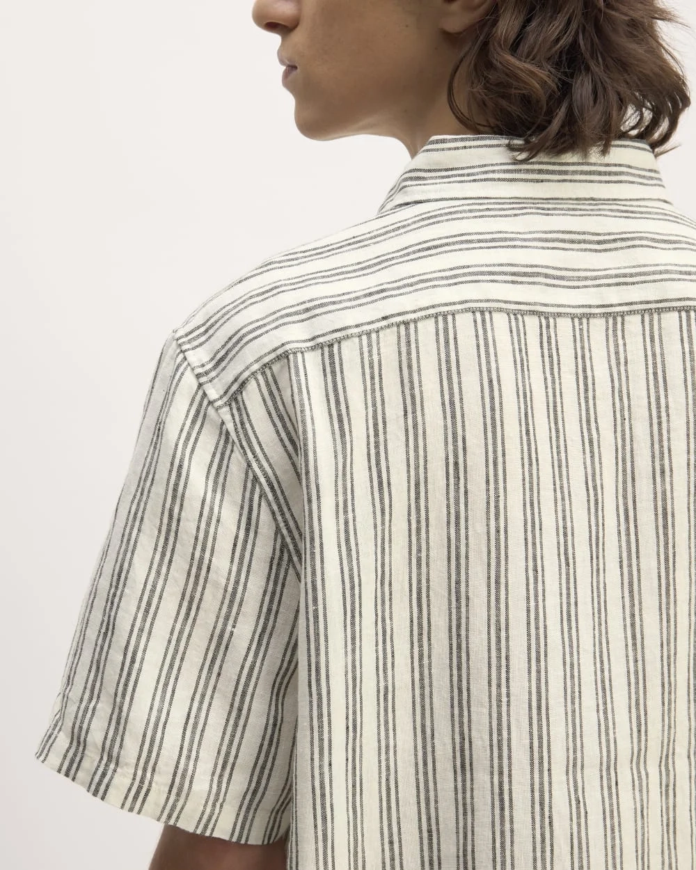 The Classic Short-Sleeve Shirt in Linen | Bone / Black (6)