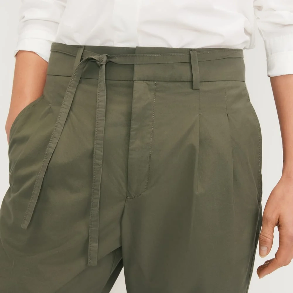 The Poplin Pleated Taper Pant | Kalamata (5)