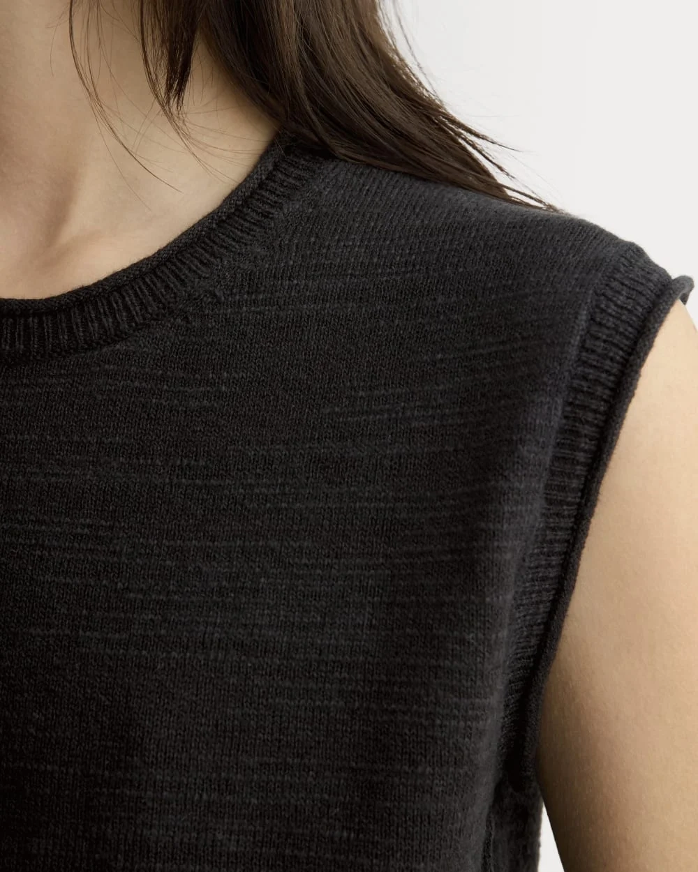 The Muscle Sweater in Cotton Linen | Black (4)