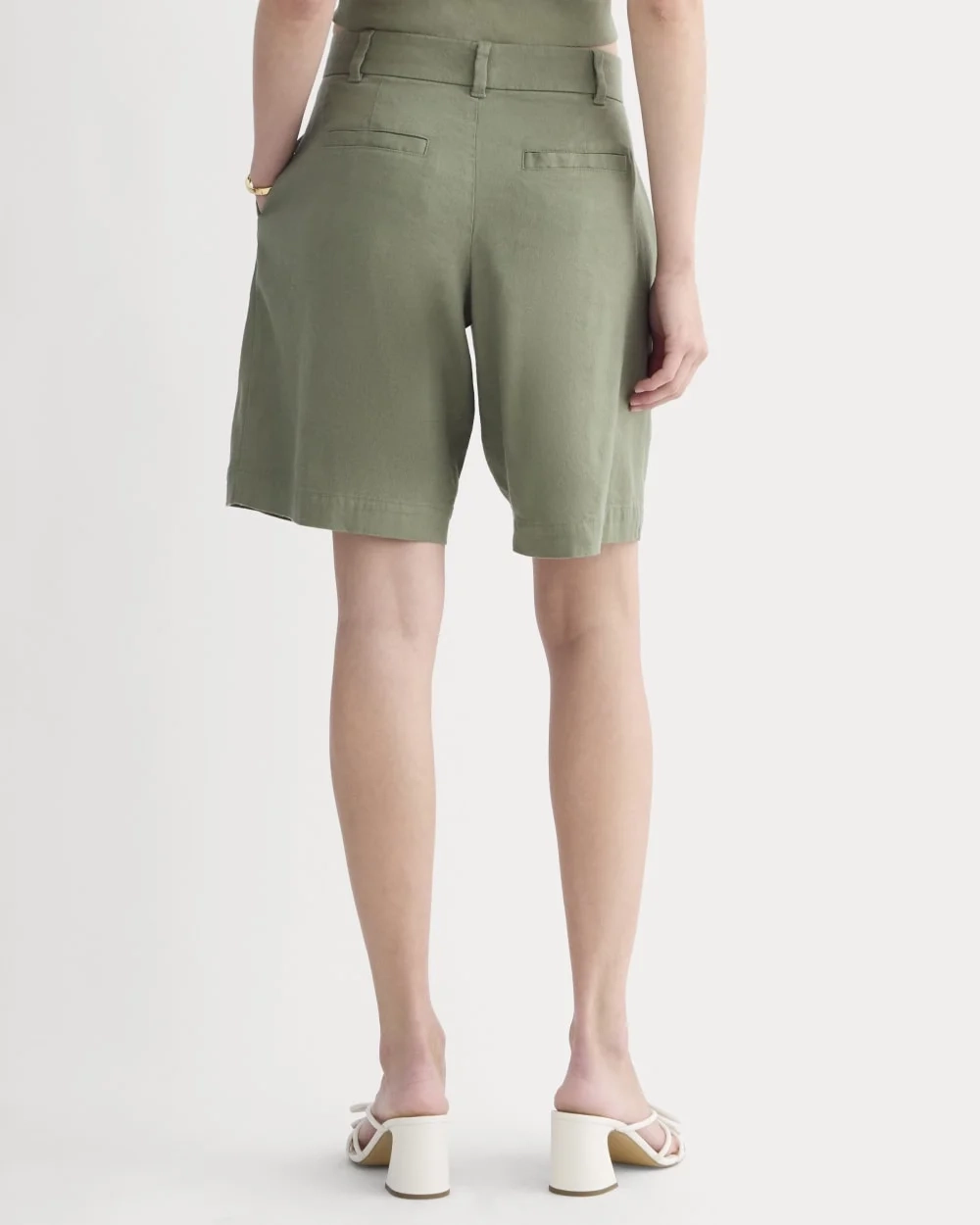 The Pleated Short in Stretch Linen | Lichen Green (4)