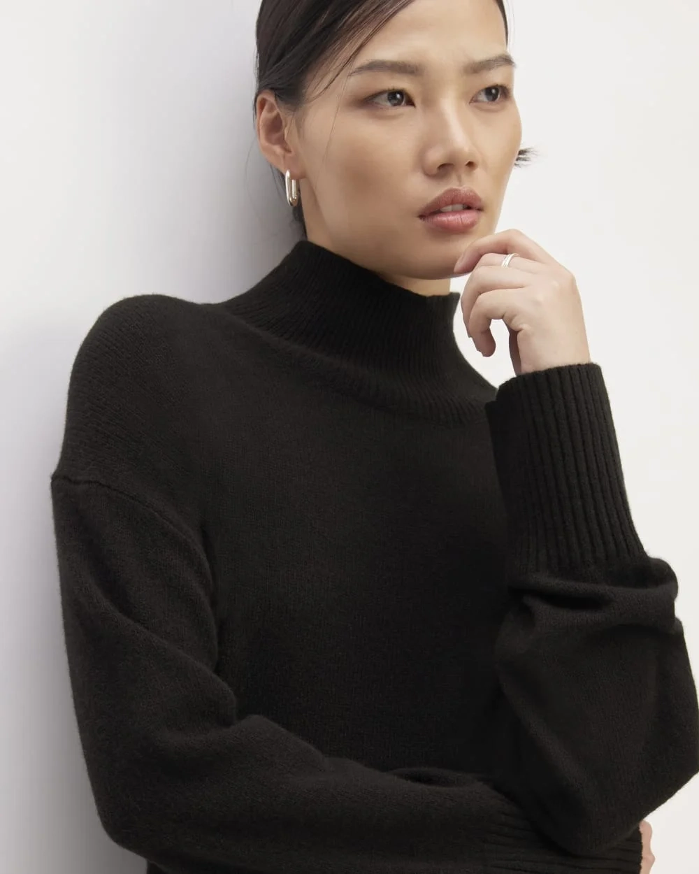 The Cashmere Oversized Turtleneck | Black (5)