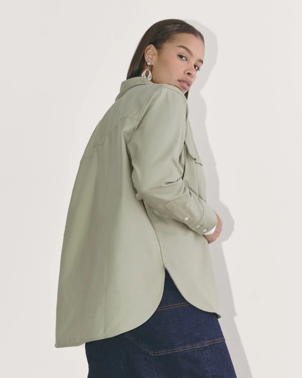 The Boyfriend Shirt in Flannel | Seagrass (4)