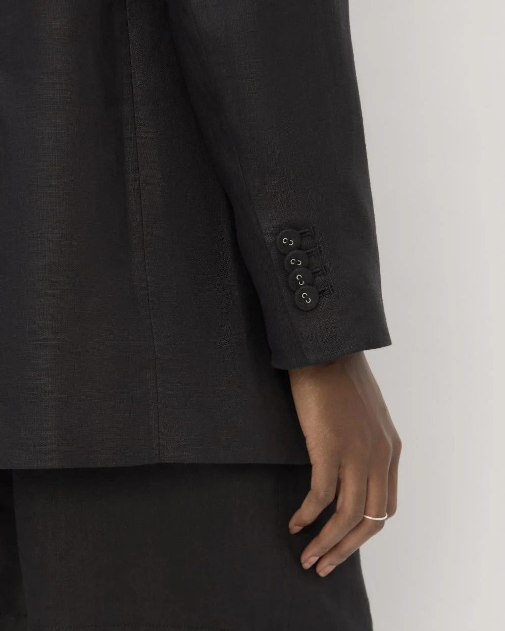 The Oversized Blazer in Linen | Black (5)