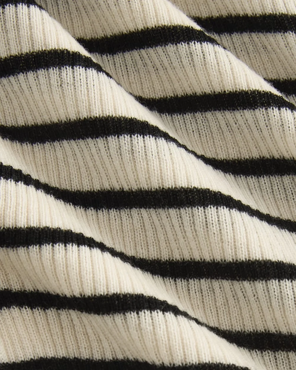The Short-Sleeve Henley in Ultrasoft Merino | Parchment / Black (4)