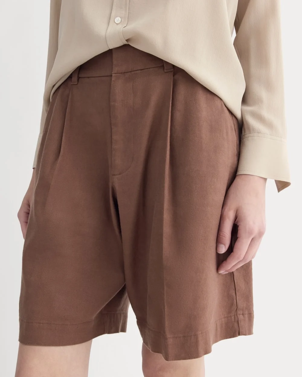 The Pleated Short in Stretch Linen | Cedarwood (5)