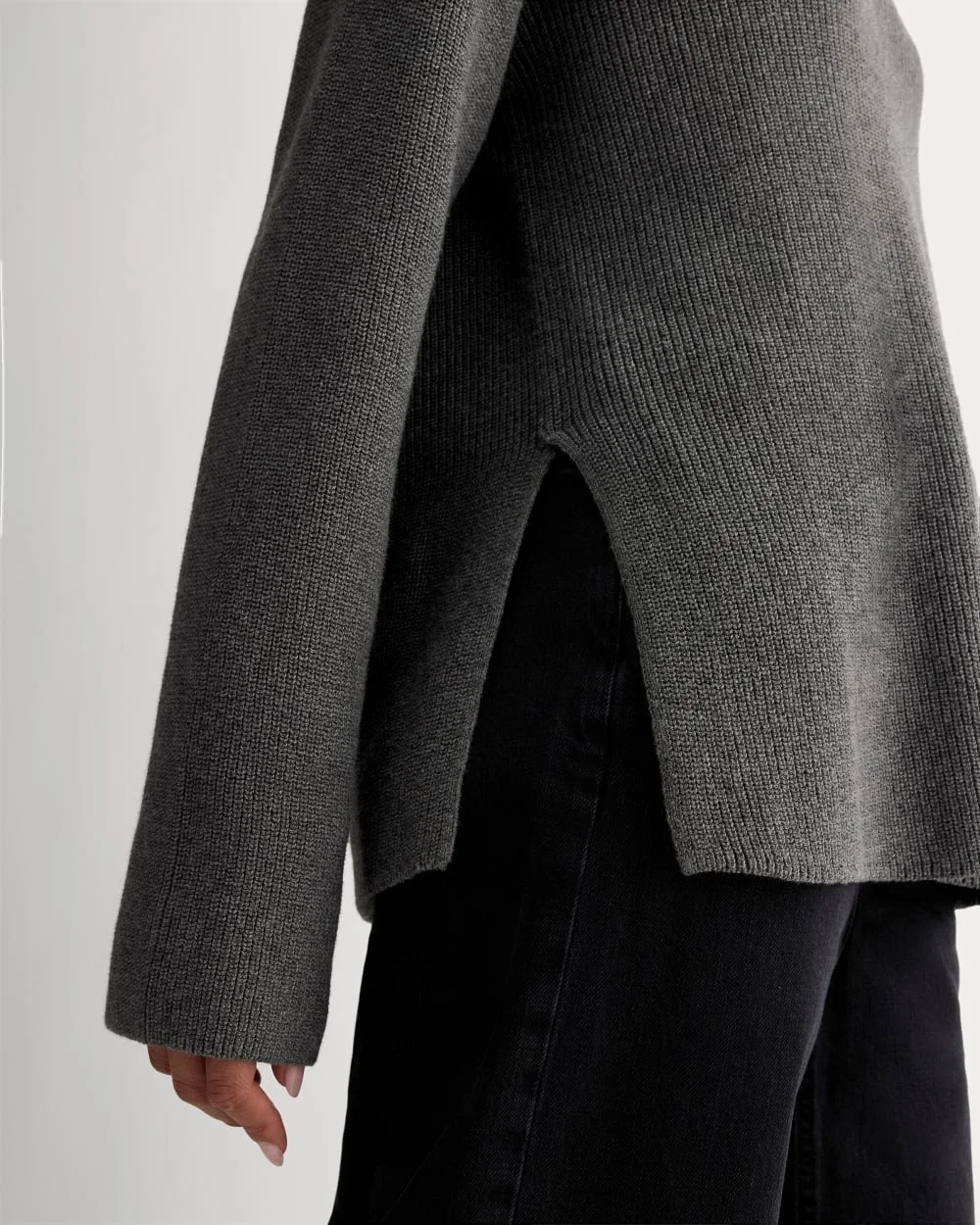 The Slouchy V-Neck in Everyday Cotton | Heathered Charcoal (4)