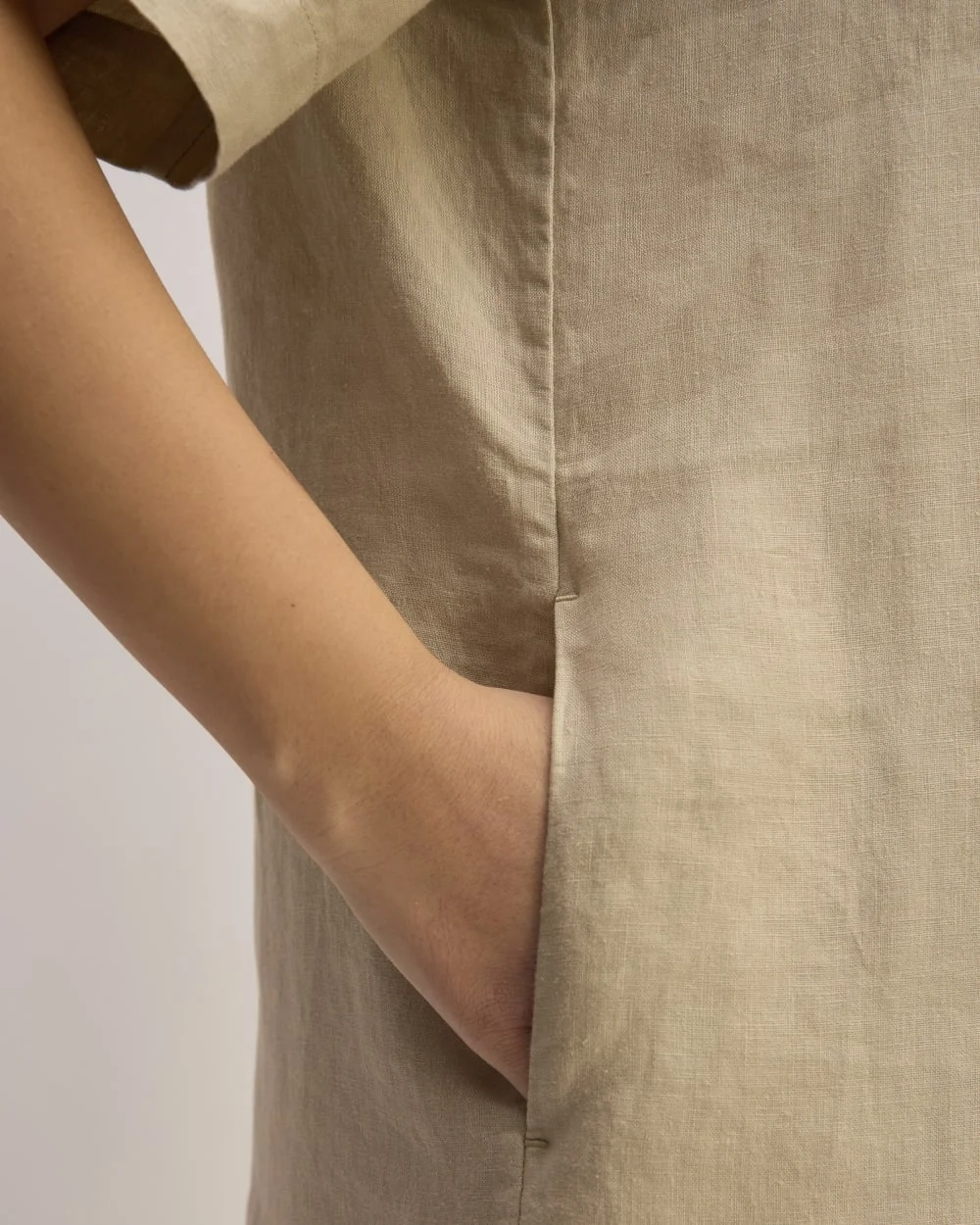 The Shirtdress in Linen | Trench Coat Khaki (4)