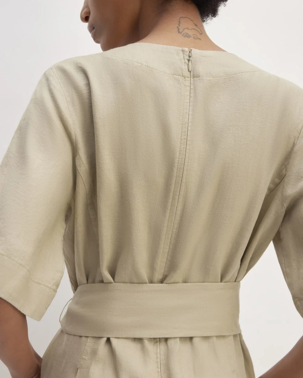The Wrap Jumpsuit in Linen | Trench Coat Khaki (5)