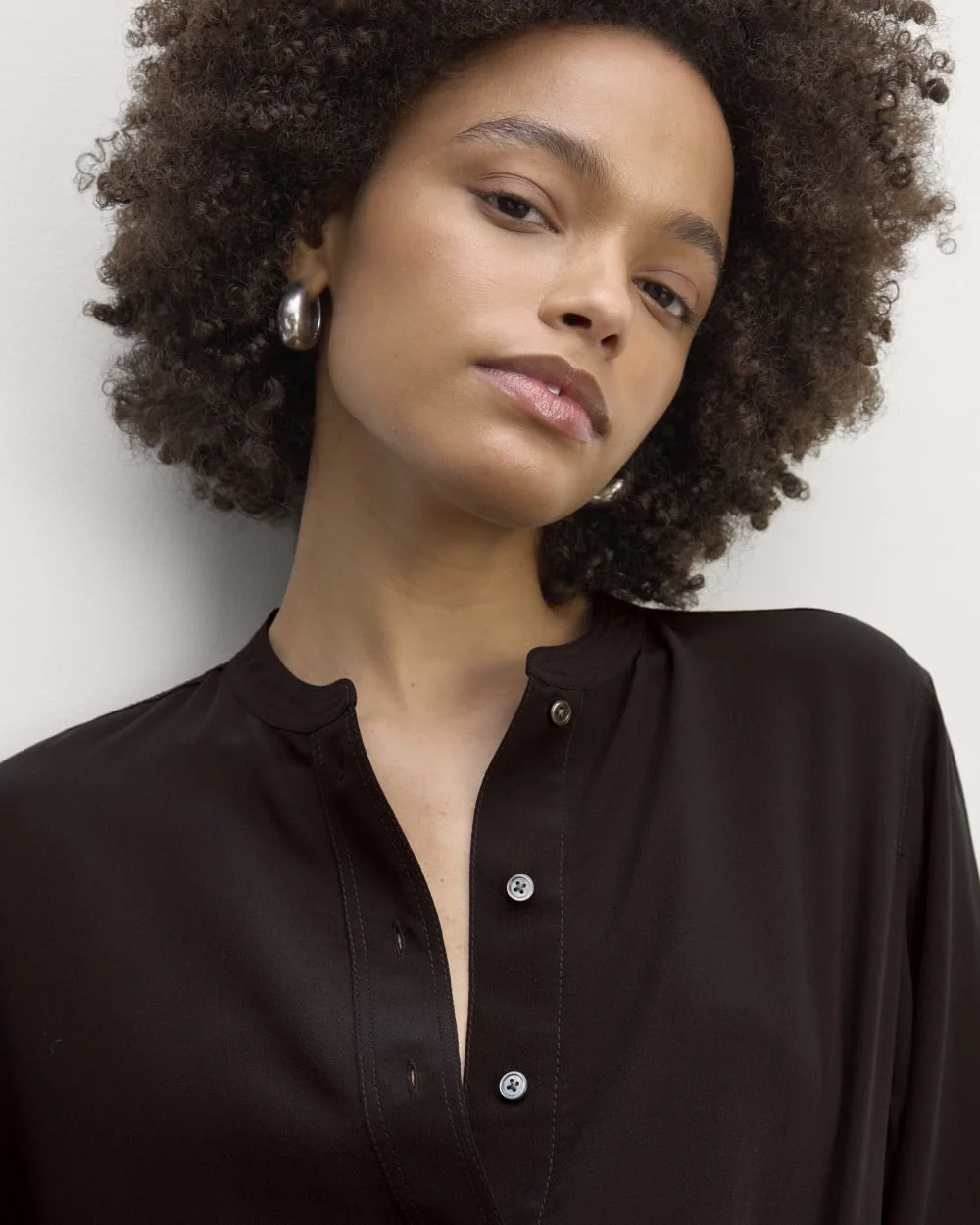 The Henley Shirt in Washable Silk | Black (4)