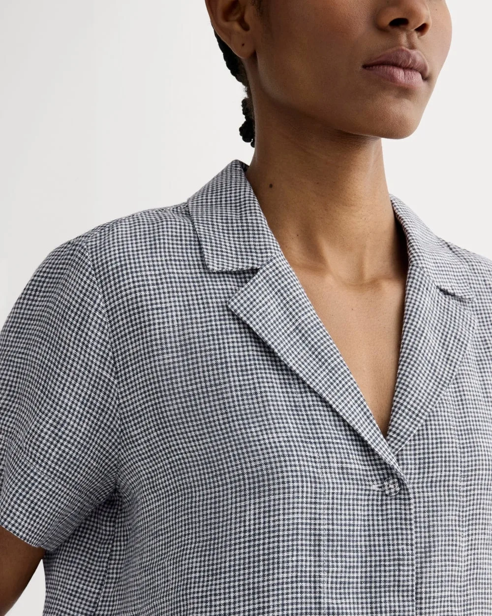 The Notch Shirt in Linen | Midnight Navy Gingham (6)