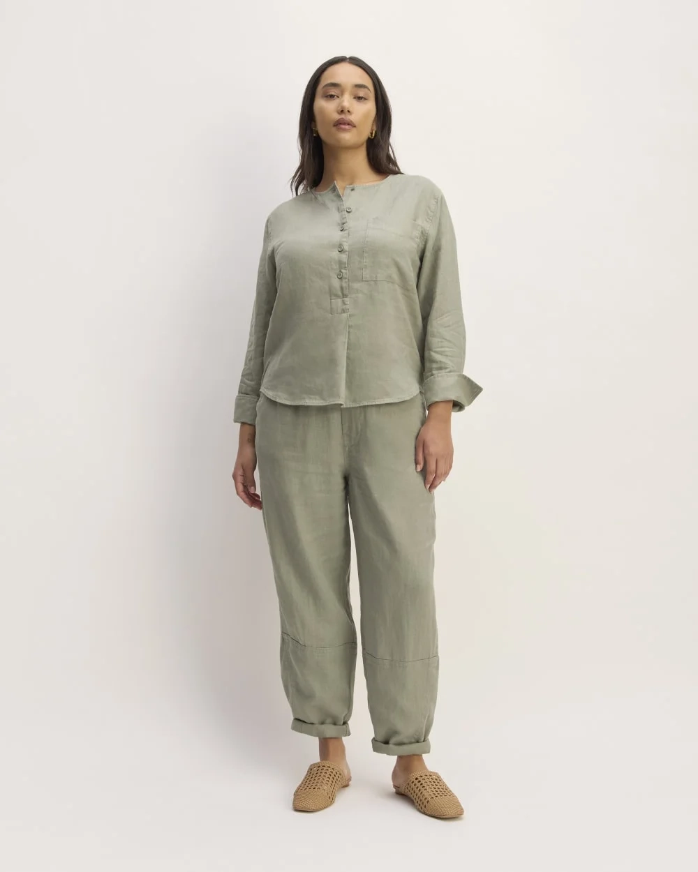 The Popover Shirt in Linen | Sage Green (5)