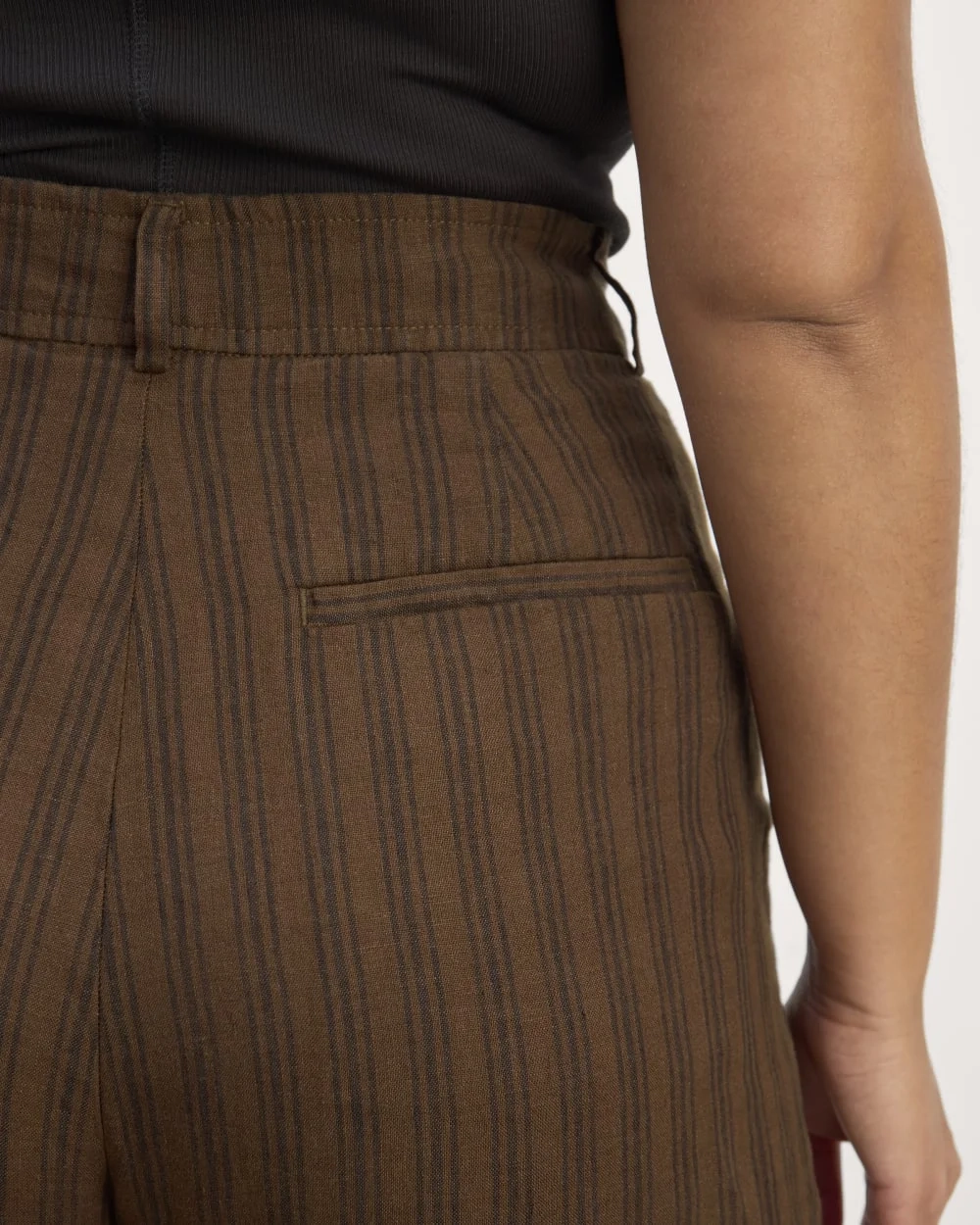 The Linen Way-High® Drape Short | Cocoa / Black (5)