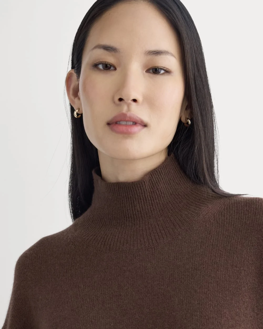 The Boxy Turtleneck in Cashmere | Dark Mahogany (4)