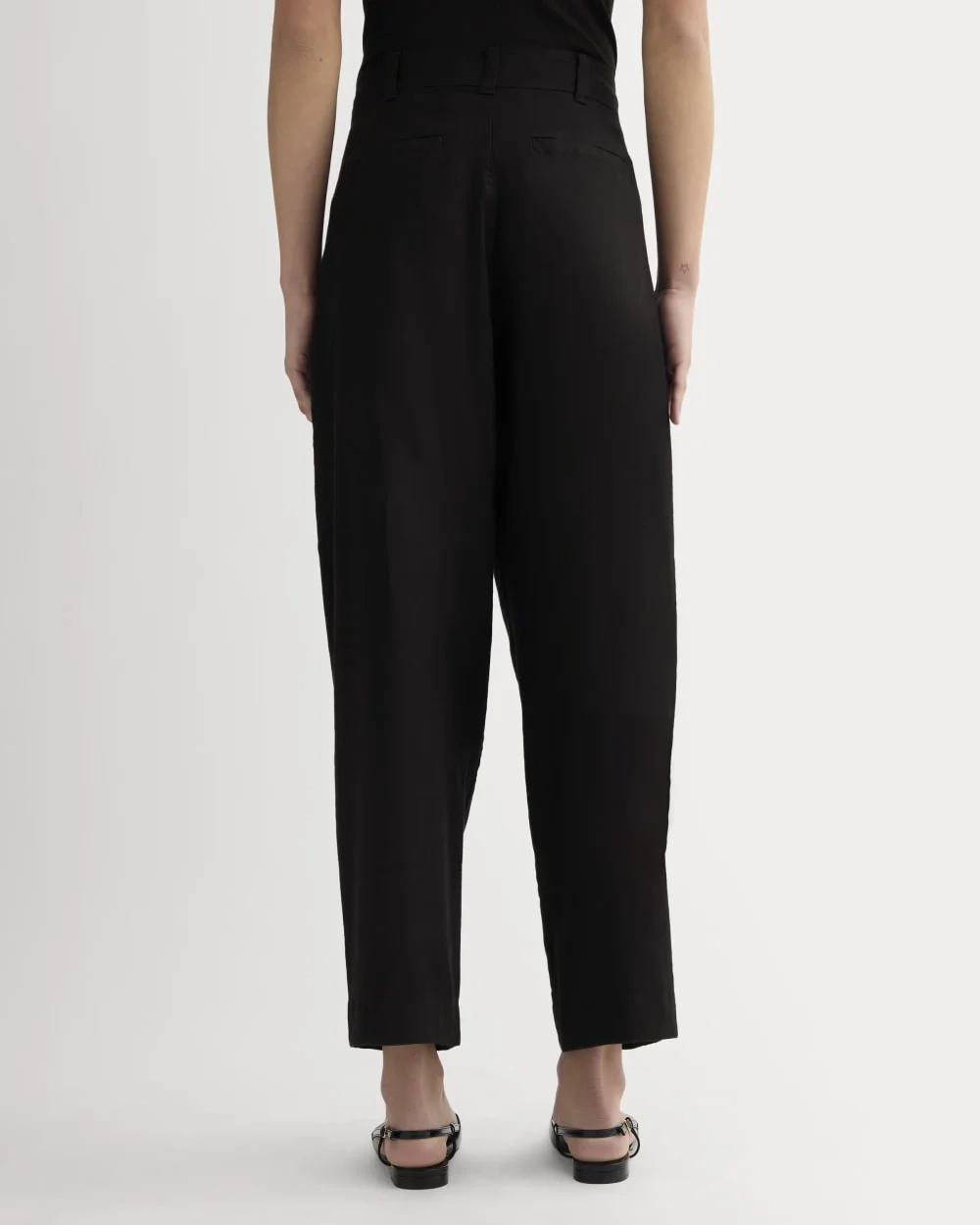 The Everywhere Pant in Stretch Linen | Black (4)