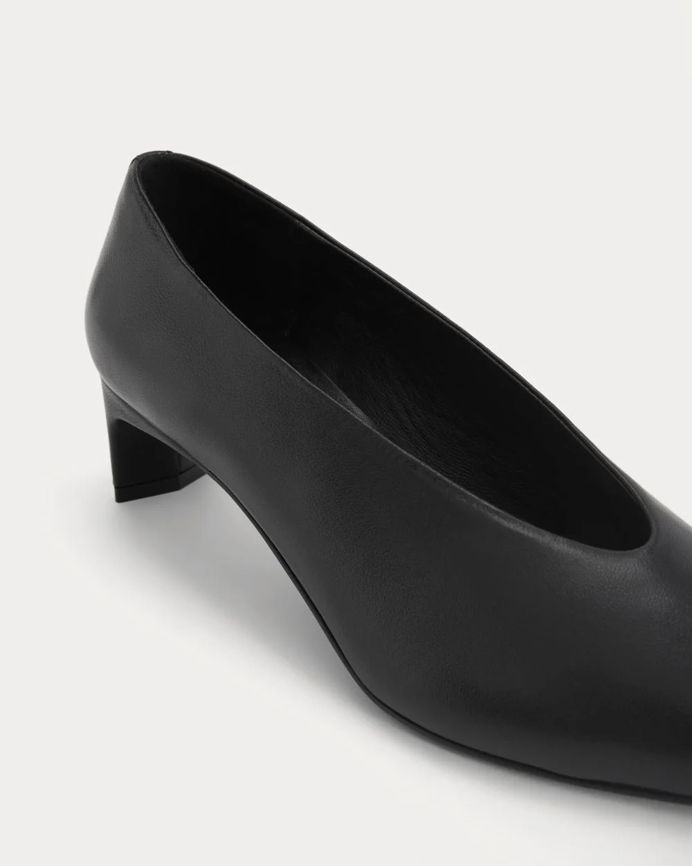 Made in Italy Almond-Toe Pump | Black Leather (6)