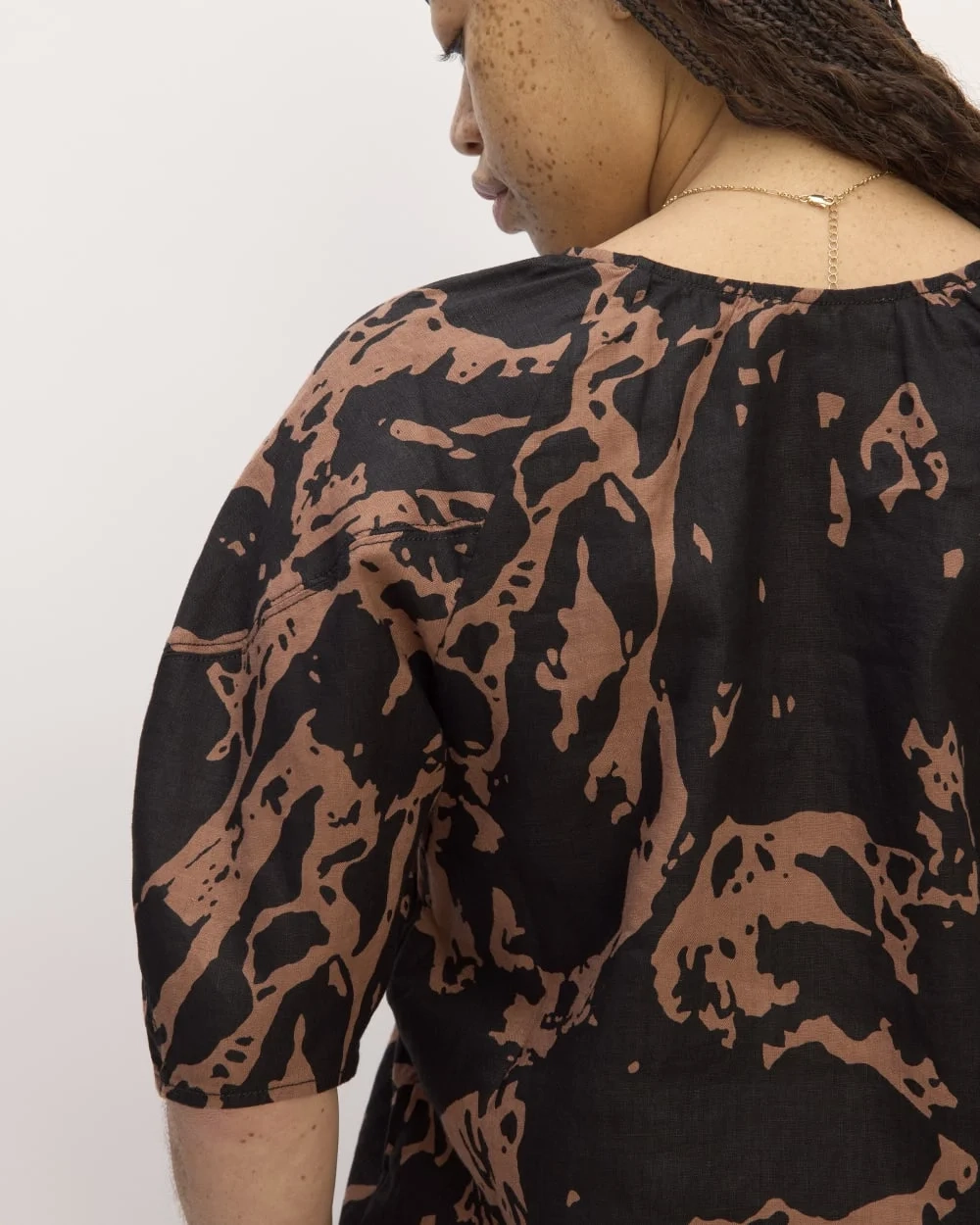 The Scoop Top in Linen | Carob Brown Abstract (5)