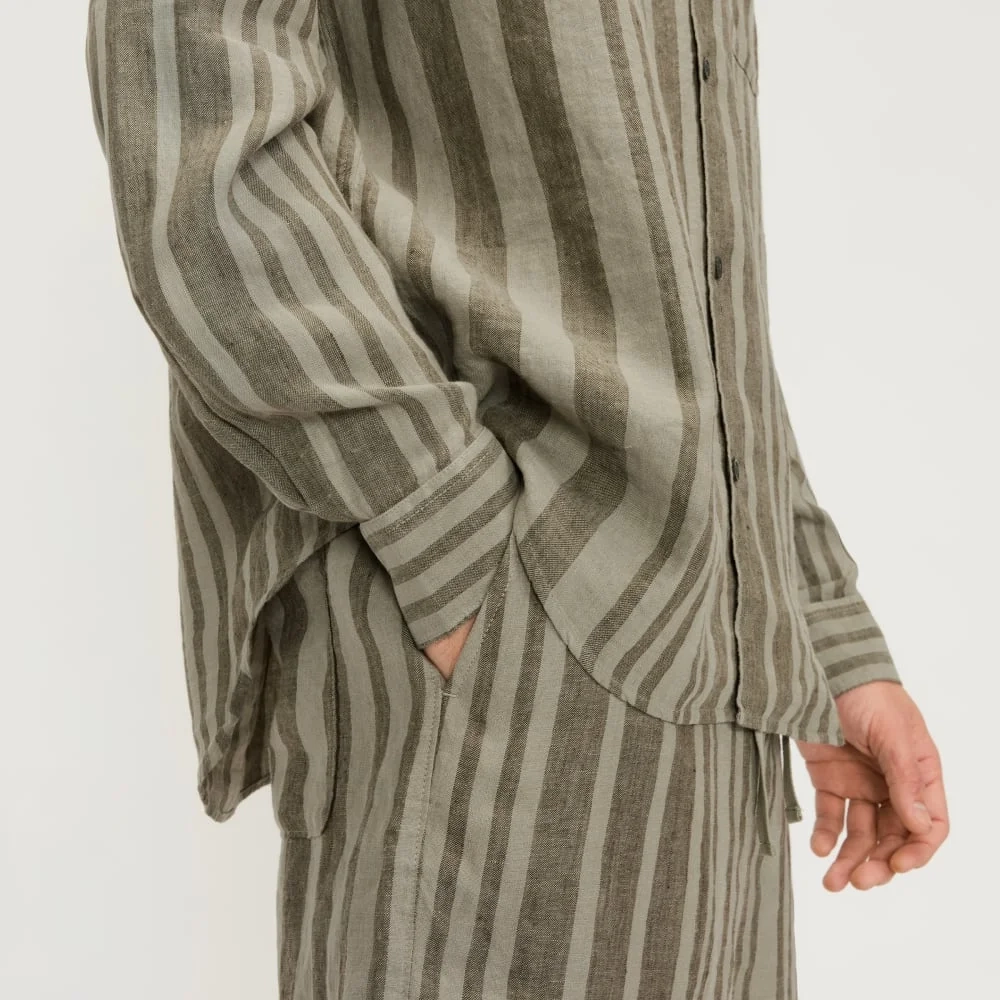 The Relaxed Linen Long-Sleeve Shirt | Seagrass / Kalamata (3)
