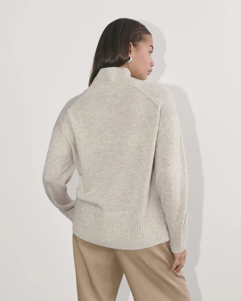 The Boxy Turtleneck in Cashmere | Canvas (5)
