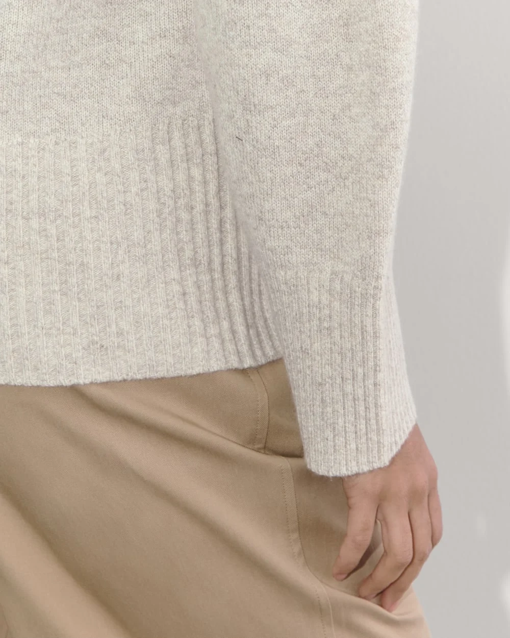 The Boxy Turtleneck in Cashmere | Canvas (6)